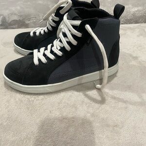 High-Top Casual Sneakers in Black and Dark Gray BILT